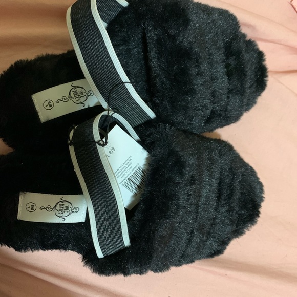 Black fluffy slippers - Picture 2 of 3